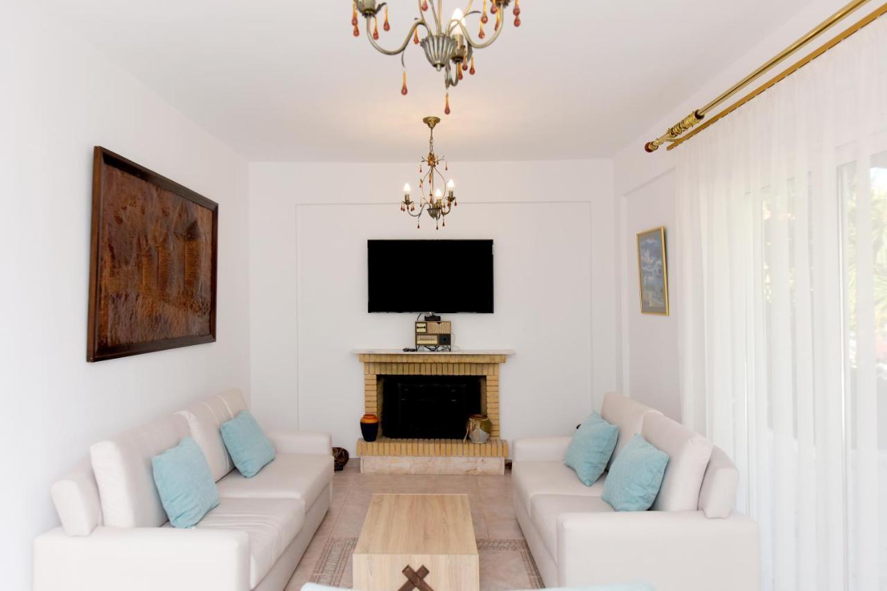 Villa Irilena - 4Bdr Beach House 根纳迪 外观 照片